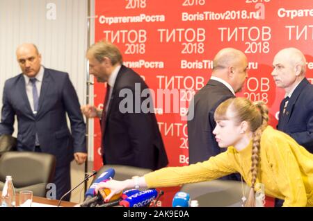 Ein Treffen der Unternehmer in Nischni Nowgorod, Russland mit B. Titow, einem Präsidentschaftskandidaten. Pressekonferenz, Antworten auf Fragen. Stockfoto