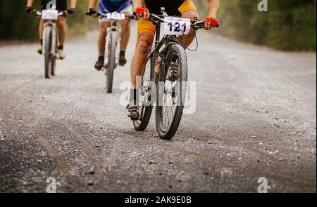 Drei Radfahrer Mitfahrer auf Mountainbikes reiten während der Bike Race Stockfoto