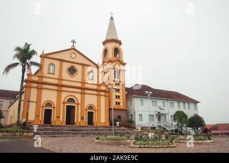 Unsere Liebe Frau des Rosenkranzes von Pompeji Pfarrei an einem nebligen Tag in ein Quadrat von Pinto Bandeira. Einem ländlichen Gebiet in der Nähe von Bento Gonçalves im Süden Brasiliens. Stockfoto