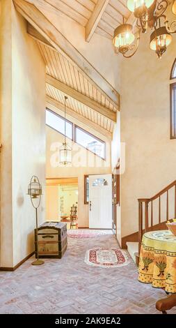 Vertikale zwei Kronleuchter in einem warmen Landhausstil home mit Steinböden Stockfoto