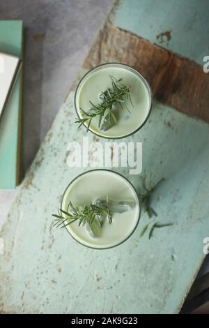 Hausgemachte Eistee Matcha Latte Tee mit Milch. Stockfoto