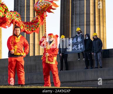 Edinburgh, Schottland, Großbritannien. 8. Januar 2020. Hongkong pro Demokratie Anhänger Bühne Demonstration während der offiziellen chinesischen neuen Jahres dragon Dance Event auf dem Calton Hill, Edinburgh. Der Protest ist während der offiziellen Foto Anruf zu starten des chinesischen Neujahrsfestes und das Jahr der Ratte. Iain Masterton/Alamy leben Nachrichten Stockfoto