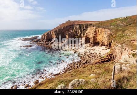 Felsiger Strand mit Höhlen in Mill Bay, Cornwall, England. Stockfoto