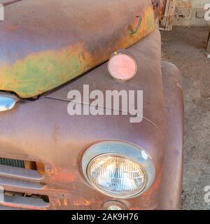 Platz nahe der Vorderseite eines verwitterten Oldtimer mit Rusty und schmutzigen Äußeren Stockfoto