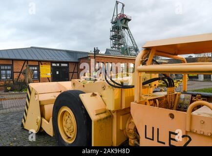 28 November 2019, Sachsen-Anhalt, Sangerhausen: Blick auf die wettelrode Leitung-stiel. Seit etwa 20 Jahren das Museum 'ErlebnisZentrum Bergbau Röhrigschacht Wettelrode' bietet hat längere Ausflüge im Untergrund in einer Tiefe von etwa 300 m. Vor kurzem wurde eine neue Tour gestartet wurde, in denen ein Teil der Strecke durch die Kanus abgedeckt ist. Die ersten Bergleute graben begann für Kupfererz in der Mansfelder Land etwa vor 800 Jahren. Ab dem Jahr 1750 ff., intensive Bergbau wurde durchgeführt. Insgesamt wurden rund 2,6 Millionen Tonnen Kupfer und 14,213 Tonnen Silber wurden aus dem Erz in der a extrahiert Stockfoto