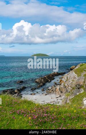 Lingay Insel als vom Strand und machair auf der Insel Eriskay, Äußere Hebriden, Western Isles, Schottland, UK gesehen Stockfoto