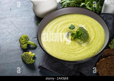 Broccoli creme Suppe in die Schüssel. Stockfoto