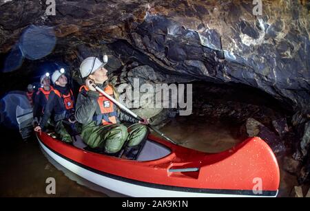 28 November 2019, Sachsen-Anhalt, Sangerhausen: Teilnehmer einer Exkursion mit Kanus zu navigieren die Wettelrode reed Welle. Seit etwa 20 Jahren das Museum 'ErlebnisZentrum Bergbau Röhrigschacht Wettelrode' bietet hat längere Ausflüge im Untergrund in einer Tiefe von etwa 300 m. Vor kurzem wurde eine neue Tour gestartet wurde, in denen ein Teil der Strecke durch die Kanus abgedeckt ist. Die ersten Bergleute graben begann für Kupfererz in der Mansfelder Land etwa vor 800 Jahren. Ab dem Jahr 1750 ff., intensive Bergbau wurde durchgeführt. Insgesamt wurden rund 2,6 Millionen Tonnen Kupfer und 14,213 Tonnen Stockfoto