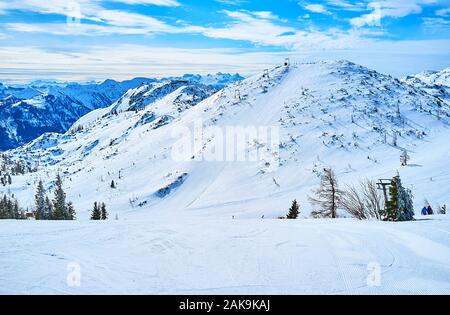 Die schneebedeckten Alpen vista Der Feuerkogel Hochplateau mit breiten Piste, entlang den steilen Hang, Ebensee, Salzkammergut, Österreich Stockfoto