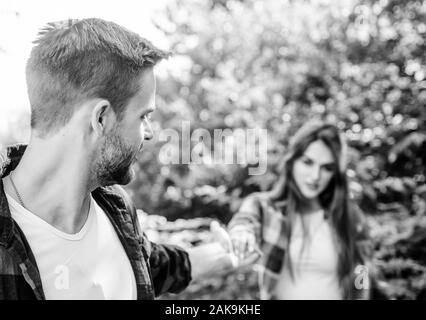 Beginn der Beziehung. Paar Beziehung. Folgen Sie mir. Paar im freien Natur Defokussierten. Paar in der Liebe treffen. Selbst in der Art und Weise, die den Frauen respektvoll ist, während weiterhin ausgehende. Stockfoto