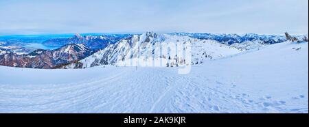 Die alberfeldkogel Berg mit Blick auf die wicklung Schneeschuhtrails, verschneiten Pisten Feuerkogel Plateau und Traunsee, in Alpine Valley gesehen auf backgro Stockfoto