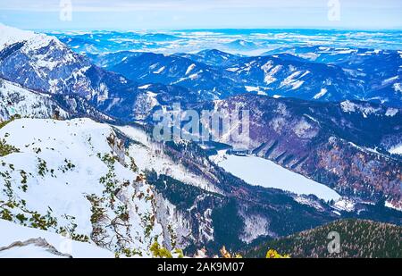 Luftaufnahme auf dem gefrorenen See aus dem verschneiten Langbathsee Europakreuz Sicht der Alberfeldkogel Mount, Salzkammergut, Österreich Stockfoto