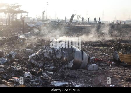 Shahedshahr, Iran. 08 Jan, 2020. Rückstände eines Flugzeugs lag zu der Szene, wo eine ukrainische Flugzeug mit 176 Menschen am Mittwoch kurz nach dem Start in Teheran Flughafen abgestürzt, töten alle an Bord. Credit: Mahmoud Hosseini/dpa/Alamy leben Nachrichten Stockfoto