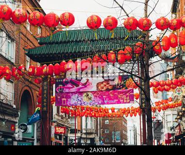 London, Großbritannien/Europa; 20/12/2019: Chinesische Tor und roten Laternen in Chinatown, Stadtteil Soho in London. Stockfoto