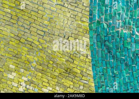 Grün und Gelb bunte Oberfläche von keramischen Steine. smalte Mosaik mit hoher Auflösung für Hintergrund. abstrakte Muster für Design. Stockfoto