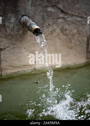 Läuft Wasser aus dem Hahn im Park Stockfoto