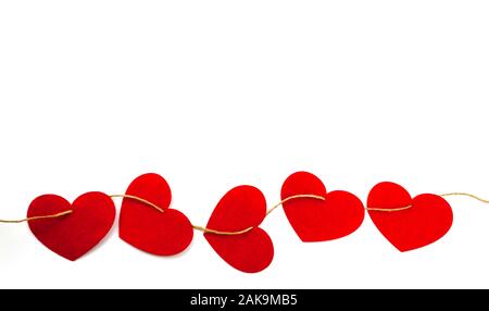 Rotem Filz herzen Garn Seil band. Weißer Hintergrund Nahaufnahme. Valentinstag Grußkarten-Konzept. Zeile Grenze glücklich verliebten Tag mockup. Hochzeit Stockfoto