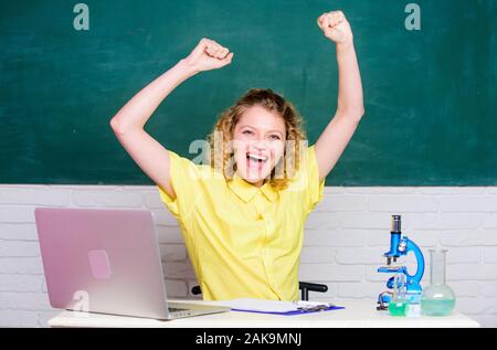 Für Grant und Stipendium für begabte Schüler. Schüler Mädchen mit Laptop und Mikroskop. Student oder Lehrer. Eigene Forschung Projekt starten. Pädagogisches Programm für begabte Jugendliche. Stockfoto