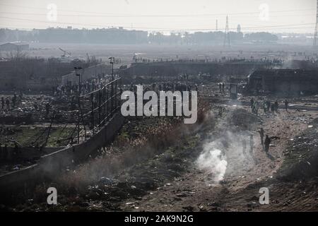 Shahedshahr, Iran. 08 Jan, 2020. Einen Überblick über die Szene, wo eine ukrainische Flugzeug mit 176 Menschen am Mittwoch kurz nach dem Start in Teheran Flughafen abgestürzt, töten alle an Bord. Credit: Foad Ashtari/dpa/Alamy leben Nachrichten Stockfoto