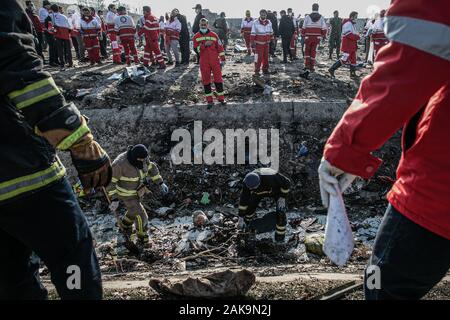 Shahedshahr, Iran. 08 Jan, 2020. Rettungskräfte suchen die Szene, wo eine ukrainische Flugzeug mit 176 Menschen am Mittwoch kurz nach dem Start in Teheran Flughafen abgestürzt, töten alle an Bord. Credit: Foad Ashtari/dpa/Alamy leben Nachrichten Stockfoto