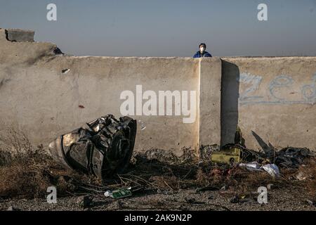 Shahedshahr, Iran. 08 Jan, 2020. Rückstände eines Flugzeugs lag zu der Szene, wo eine ukrainische Flugzeug mit 176 Menschen am Mittwoch kurz nach dem Start in Teheran Flughafen abgestürzt, töten alle an Bord. Credit: Foad Ashtari/dpa/Alamy leben Nachrichten Stockfoto