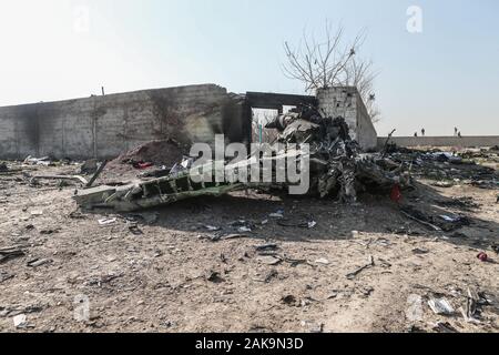 Shahedshahr, Iran. 08 Jan, 2020. Rückstände eines Flugzeugs lag zu der Szene, wo eine ukrainische Flugzeug mit 176 Menschen am Mittwoch kurz nach dem Start in Teheran Flughafen abgestürzt, töten alle an Bord. Credit: Mahmoud Hosseini/dpa/Alamy leben Nachrichten Stockfoto