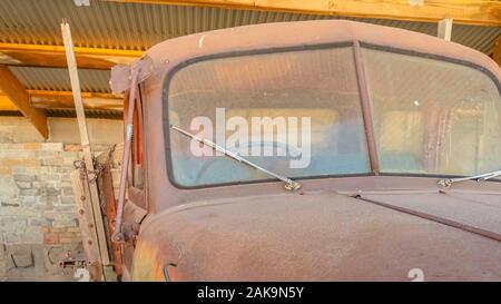 Pano Nahaufnahme der vor einem Verwitterten Oldtimer mit Rusty und schmutzigen Äußeren Stockfoto