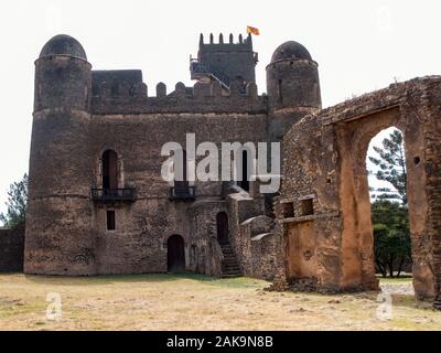 Blick auf das Schloss von Fasilades in der antiken Stadt Gondar, Äthiopien. Gondar war eine alte imperiale Hauptstadt im Norden Äthiopiens. Kaiser Fasilides ausgeschlossen Fro Stockfoto