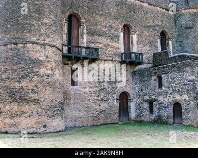 Blick auf das Schloss von Fasilades in der antiken Stadt Gondar, Äthiopien. Gondar war eine alte imperiale Hauptstadt im Norden Äthiopiens. Kaiser Fasilides ausgeschlossen Fro Stockfoto