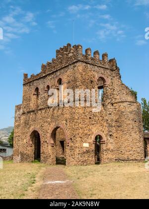 Blick auf das Schloss von Fasilades in der antiken Stadt Gondar, Äthiopien. Gondar war eine alte imperiale Hauptstadt im Norden Äthiopiens. Kaiser Fasilides ausgeschlossen Fro Stockfoto