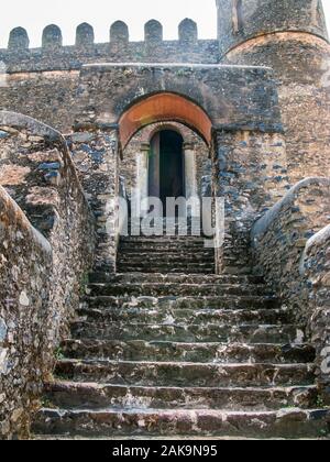 Blick auf das Schloss von Fasilades in der antiken Stadt Gondar, Äthiopien. Gondar war eine alte imperiale Hauptstadt im Norden Äthiopiens. Kaiser Fasilides ausgeschlossen Fro Stockfoto