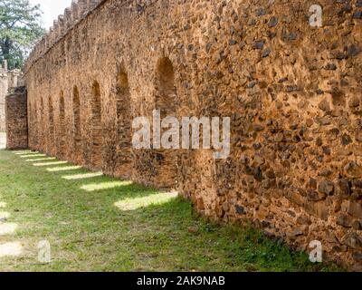 Blick auf das Schloss von Fasilades in der antiken Stadt Gondar, Äthiopien. Gondar war eine alte imperiale Hauptstadt im Norden Äthiopiens. Kaiser Fasilides ausgeschlossen Fro Stockfoto