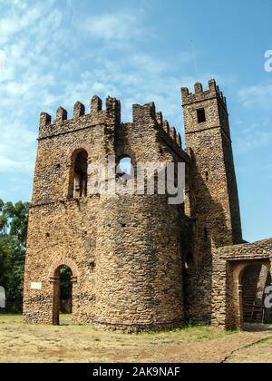 Blick auf das Schloss von Fasilades in der antiken Stadt Gondar, Äthiopien. Gondar war eine alte imperiale Hauptstadt im Norden Äthiopiens. Kaiser Fasilides ausgeschlossen Fro Stockfoto