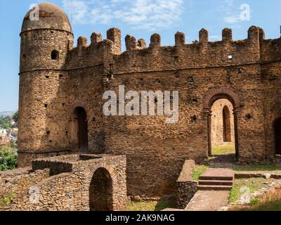 Blick auf das Schloss von Fasilades in der antiken Stadt Gondar, Äthiopien. Gondar war eine alte imperiale Hauptstadt im Norden Äthiopiens. Kaiser Fasilides ausgeschlossen Fro Stockfoto