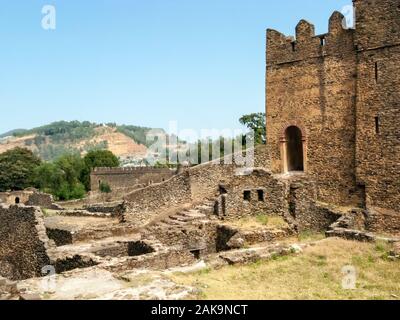 Blick auf das Schloss von Fasilades in der antiken Stadt Gondar, Äthiopien. Gondar war eine alte imperiale Hauptstadt im Norden Äthiopiens. Kaiser Fasilides ausgeschlossen Fro Stockfoto