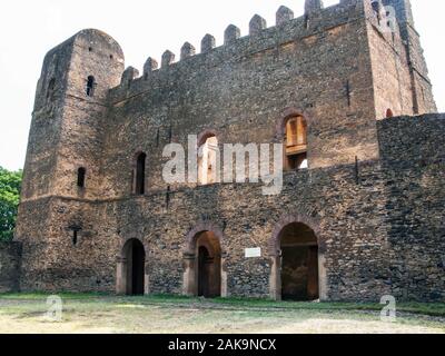 Blick auf das Schloss von Fasilades in der antiken Stadt Gondar, Äthiopien. Gondar war eine alte imperiale Hauptstadt im Norden Äthiopiens. Kaiser Fasilides ausgeschlossen Fro Stockfoto