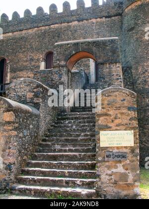 Blick auf das Schloss von Fasilades in der antiken Stadt Gondar, Äthiopien. Gondar war eine alte imperiale Hauptstadt im Norden Äthiopiens. Kaiser Fasilides ausgeschlossen Fro Stockfoto