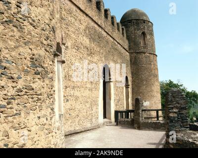 Blick auf das Schloss von Fasilades in der antiken Stadt Gondar, Äthiopien. Gondar war eine alte imperiale Hauptstadt im Norden Äthiopiens. Kaiser Fasilides ausgeschlossen Fro Stockfoto