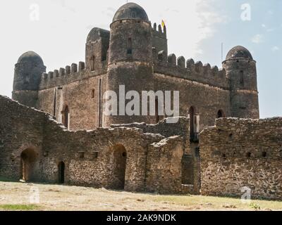 Blick auf das Schloss von Fasilades in der antiken Stadt Gondar, Äthiopien. Gondar war eine alte imperiale Hauptstadt im Norden Äthiopiens. Kaiser Fasilides ausgeschlossen Fro Stockfoto