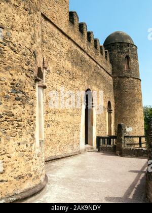 Blick auf das Schloss von Fasilades in der antiken Stadt Gondar, Äthiopien. Gondar war eine alte imperiale Hauptstadt im Norden Äthiopiens. Kaiser Fasilides ausgeschlossen Fro Stockfoto