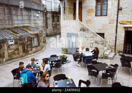 Cangas de Morrazo, Vigo, Spanien: die Menschen in einem Cafe im Freien entspannen Sie sich in der Altstadt von Cangas. Stockfoto
