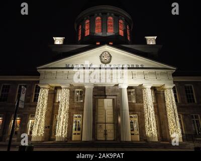 Fassade von Marche Bonsecours bei Nacht mit Weihnachtsbeleuchtung Dekorationen im Old Montreal, Quebec, Kanada Stockfoto