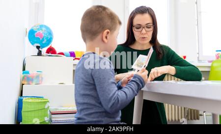 Kinder logopädische Therapie Konzept. Vorschulkind üben die richtige Aussprache mit einem weiblichen Logopädin. Stockfoto