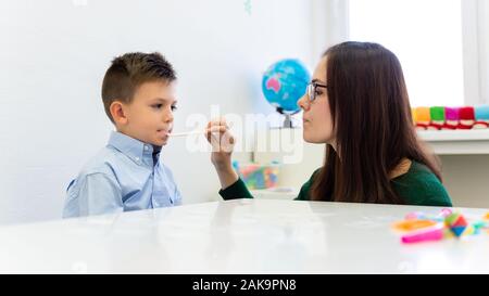 Kinder logopädische Therapie Konzept. Vorschulkind üben die richtige Aussprache mit einem weiblichen Logopädin. Stockfoto