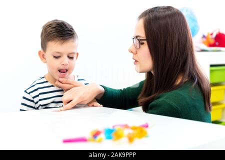 Kinder logopädische Therapie Konzept. Vorschulkind üben die richtige Aussprache mit einem weiblichen Logopädin. Stockfoto