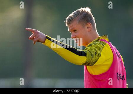 Marbella, Spanien. 08 Jan, 2020. Fußball: Bundesliga, Trainingslager der Borussia Dortmund (bis 12.1.) in Marbella (Spanien). Dortmunder Erling braut Haaland deutete. Quelle: David Inderlied/dpa - WICHTIGER HINWEIS: In Übereinstimmung mit den Vorschriften der DFL Deutsche Fußball Liga und der DFB Deutscher Fußball-Bund ist es untersagt, zu verwerten oder im Stadion und/oder aus dem Spiel genommen Fotografien in Form von Bildern und/oder Videos - wie Foto serie genutzt haben./dpa/Alamy leben Nachrichten Stockfoto