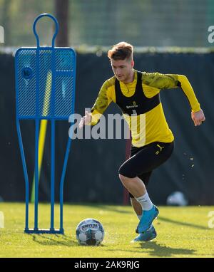 Marbella, Spanien. 08 Jan, 2020. Fußball: Bundesliga, Trainingslager der Borussia Dortmund (bis 12.1.) in Marbella (Spanien). Dortmunder Marco Reus in Aktion. Quelle: David Inderlied/dpa - WICHTIGER HINWEIS: In Übereinstimmung mit den Vorschriften der DFL Deutsche Fußball Liga und der DFB Deutscher Fußball-Bund ist es untersagt, zu verwerten oder im Stadion und/oder aus dem Spiel genommen Fotografien in Form von Bildern und/oder Videos - wie Foto serie genutzt haben./dpa/Alamy leben Nachrichten Stockfoto