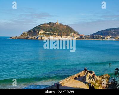 Die Bucht Concha mit dem Monte Urgull im Hintergrund am sonnigen Tag. Blick von den Gärten des Miramar Palace. San Sebastian, Baskenland, Guipuzcoa. Spanien. Stockfoto