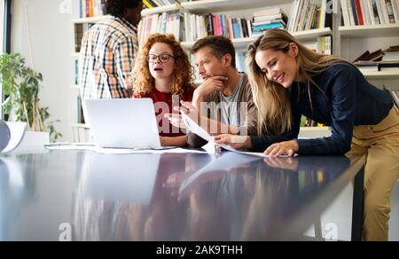 Gruppe von verschiedenen Designern, Geschäftsleute Brainstorming zu Treffen im Büro Stockfoto