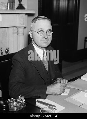 Jahrgang Porträt Foto von Missouri Senator - und künftige Präsident Harry S Truman. Foto ca. 1935 von Harris & Ewing. Truman (1884-1972) später in der 33., US-Präsident (1945 - 1953). Stockfoto